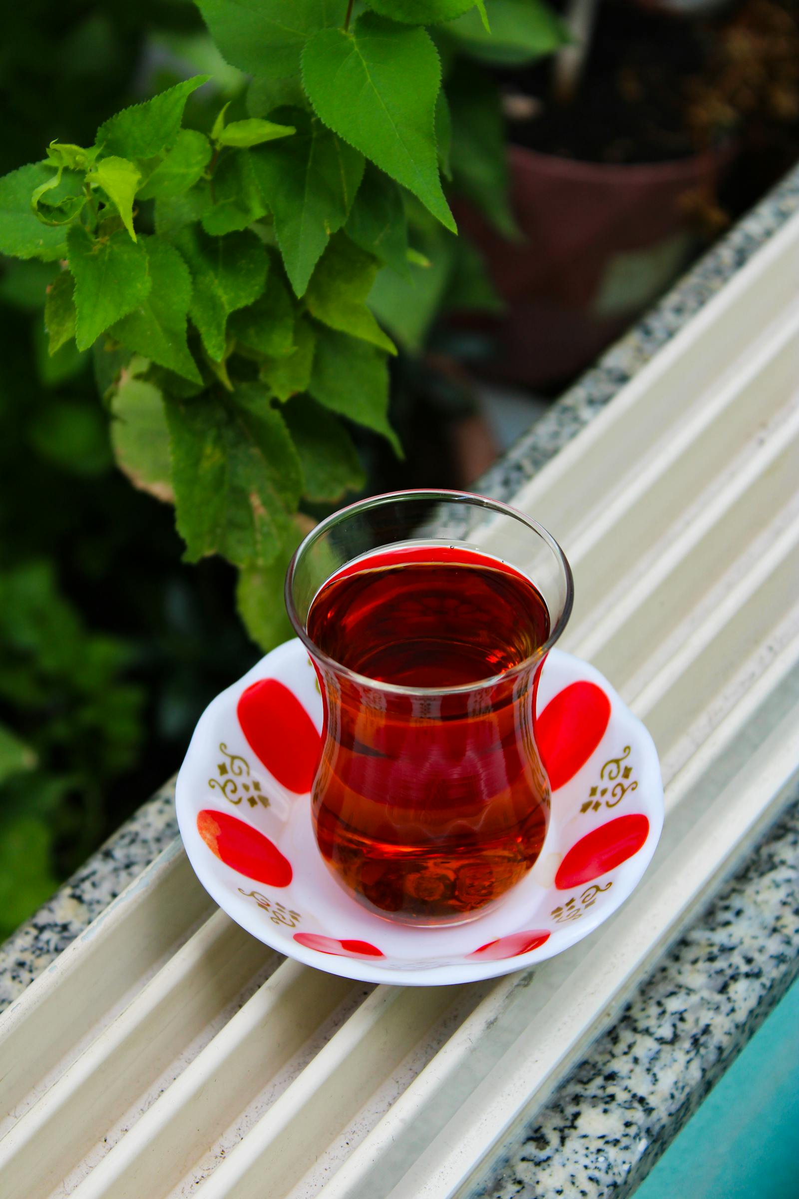 Saffron tea vs coffee — evening drink comparison