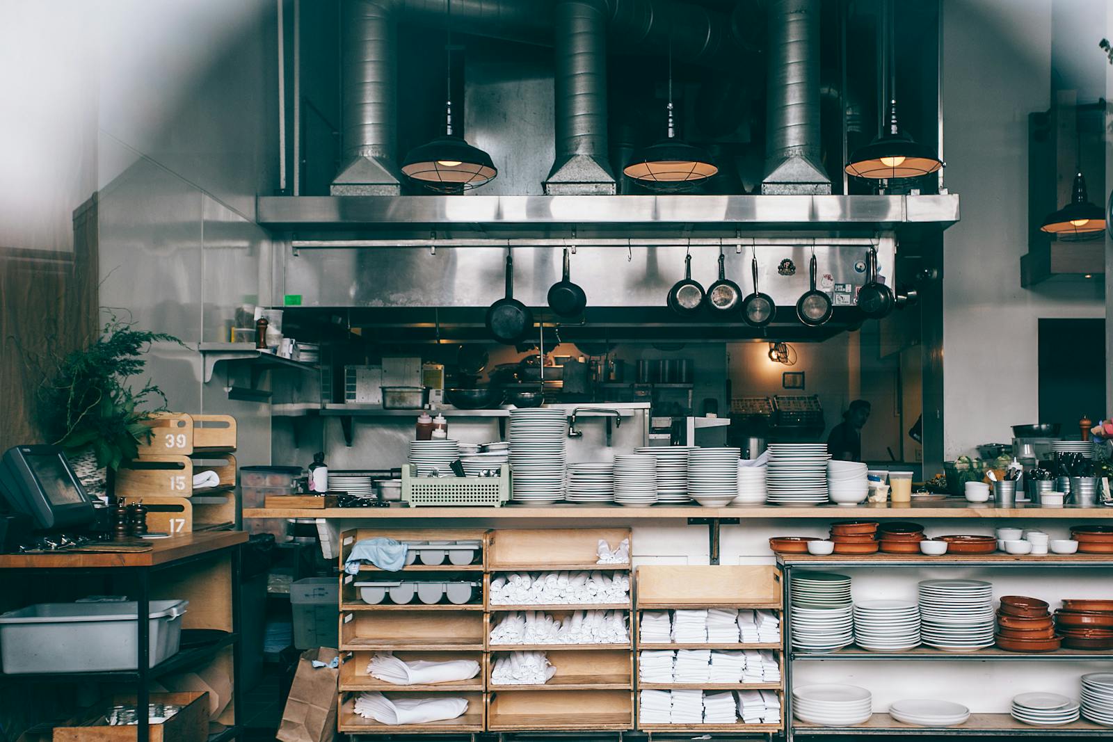 Private label saffron — branding your own tin